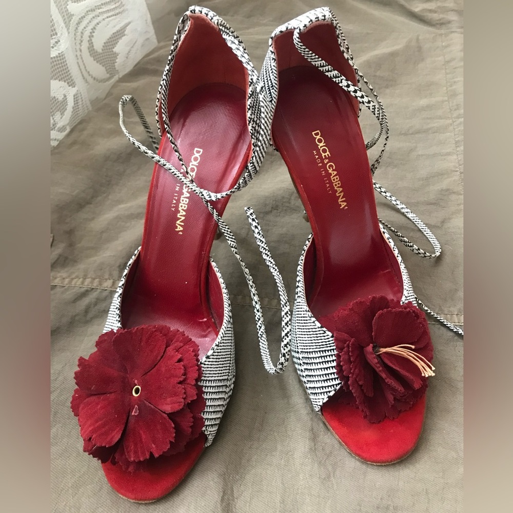 Dolce & Gabbana black & white leather open toe shoes with red suede flower Sz 38